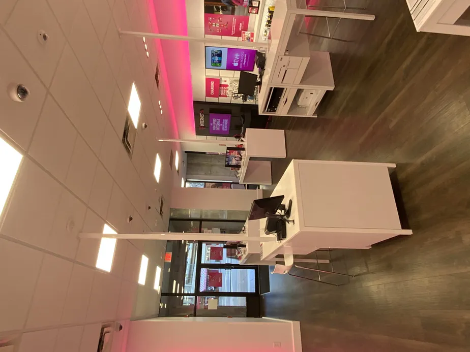 Foto del interior de la tienda T-Mobile en Market Sq - Dwntn Pittsburgh, Pittsburgh, PA
