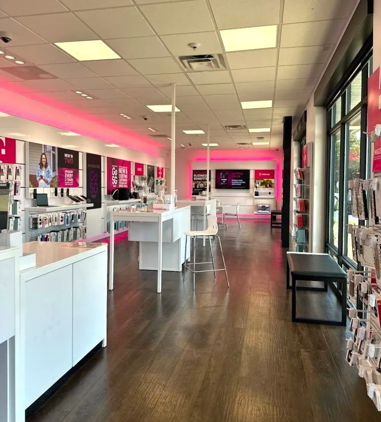 Foto del interior de la tienda T-Mobile en N Dupont Hwy & Sunset Blvd, New Castle, DE