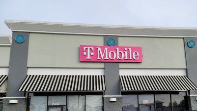 Exterior photo of T-Mobile Store at US Hwy 92 W & Bartow Park Dr, Auburndale, FL