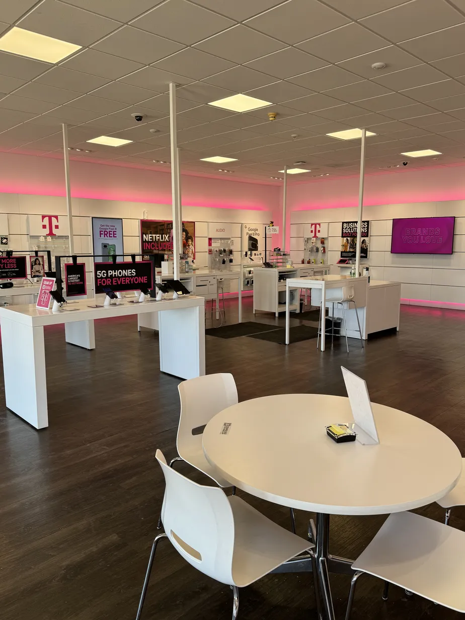 Foto del interior de la tienda T-Mobile en East St & E Sumner Ave, Indianapolis, IN