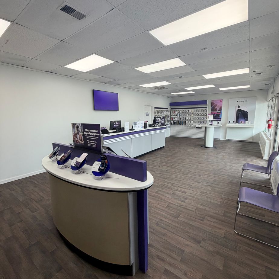 Metro by T-Mobile 11032 E US Highway 40 - 11032 E US Highway 40 