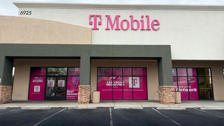 Foto del exterior de la tienda T-Mobile en Rainbow & 215, Las Vegas, NV
