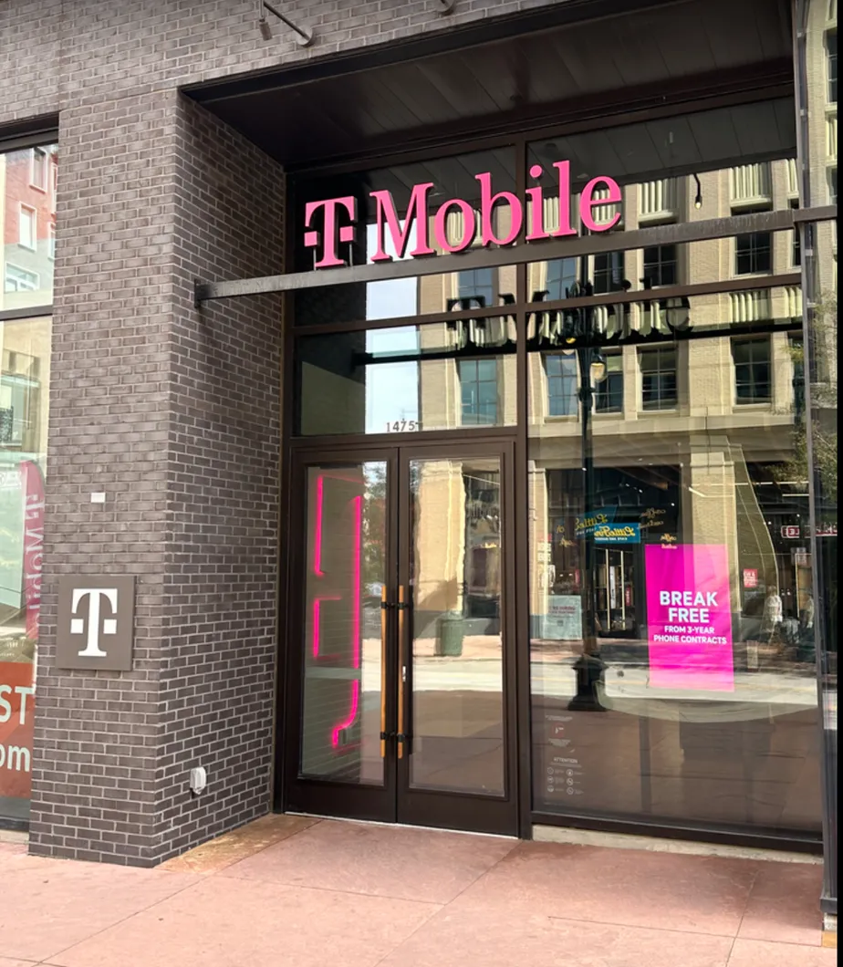 Foto del exterior de la tienda T-Mobile en 16th & Market, Denver, CO