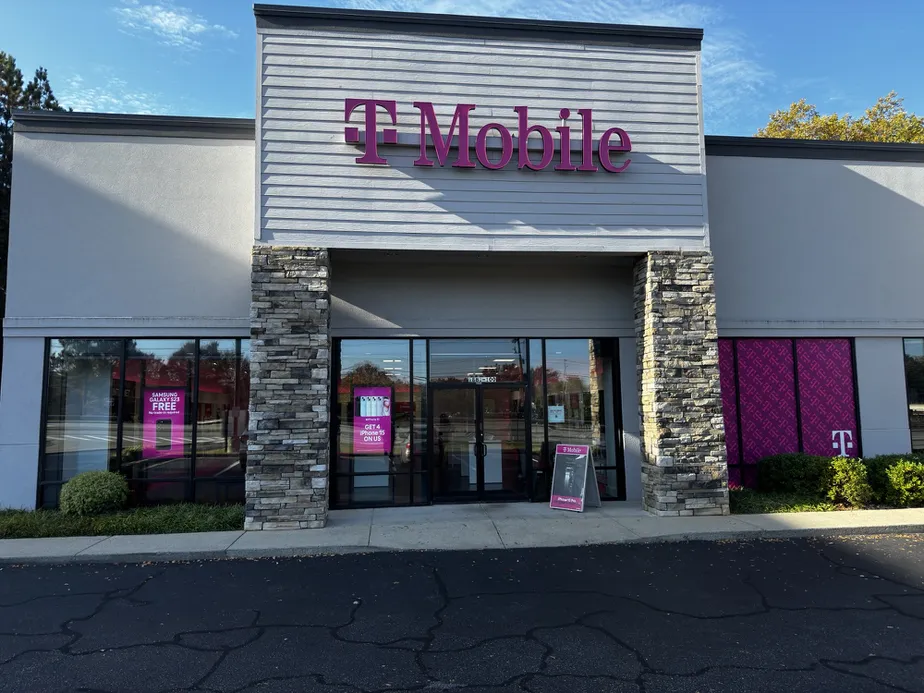Exterior photo of T-Mobile Store at N Cobb Pkwy & Barrett Pkwy, Kennesaw, GA