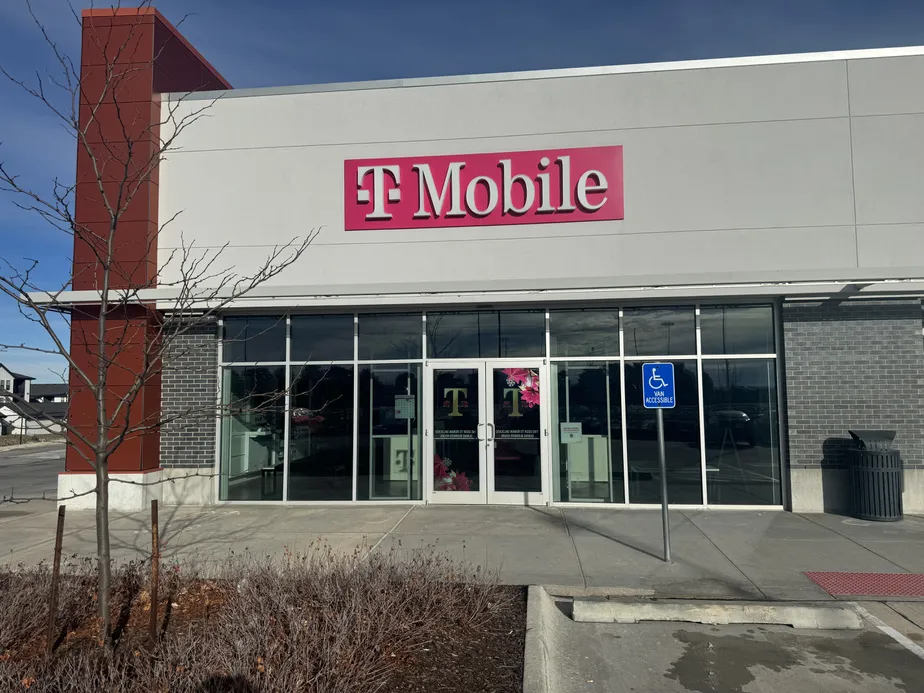 Foto del exterior de la tienda T-Mobile en 124th & Dodge, Omaha, NE