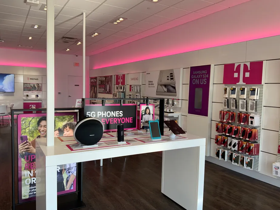  Interior photo of T-Mobile Store at Route 60 & Milwaukee Ave, Vernon Hills, IL 