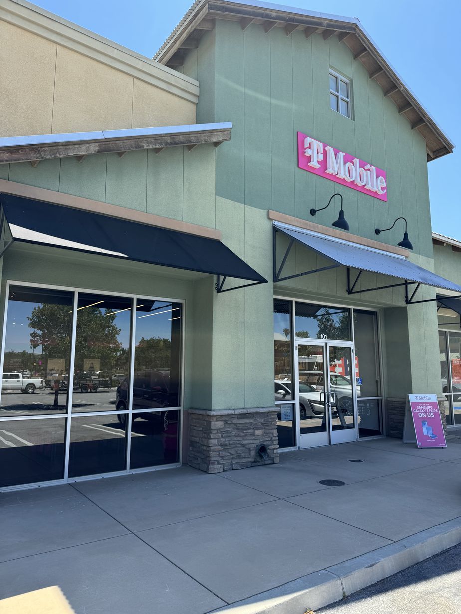 Exterior photo of T-Mobile Store at Golden Hills Plaza, Paso Robles, CA