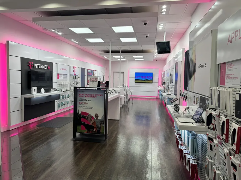 Foto del interior de la tienda T-Mobile en Topanga Mall, Canoga Park, CA