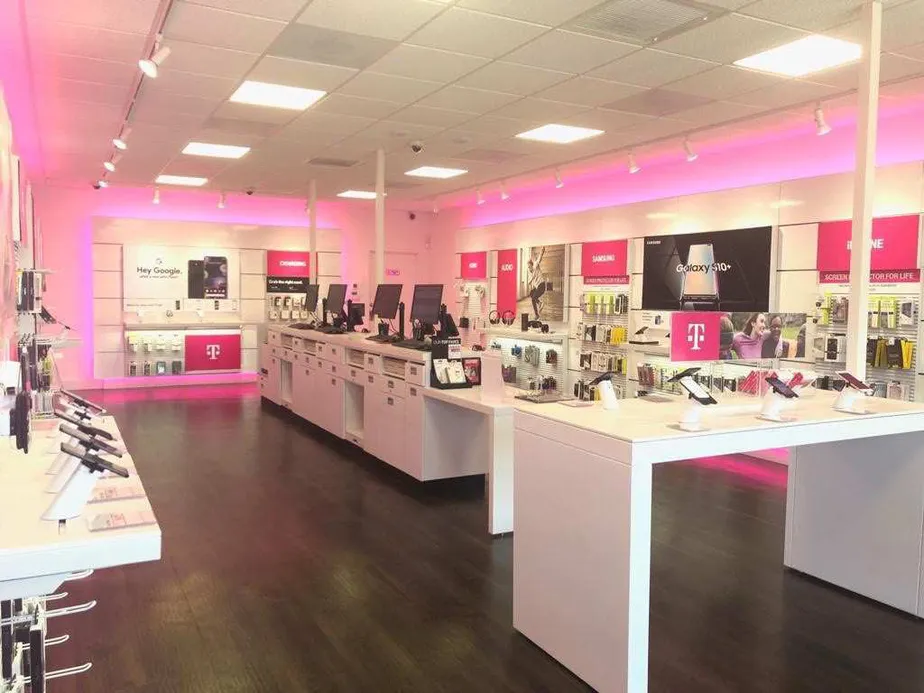 Interior photo of T-Mobile Store at US-27 & Chalet Suzanne, Lake Wales, FL