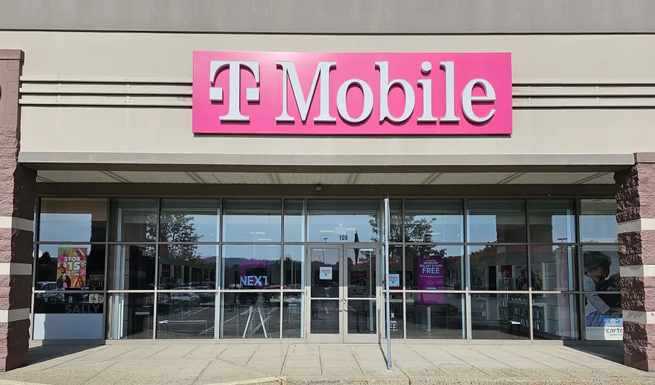 Foto del exterior de la tienda T-Mobile en Target Plaza, North Haven, CT