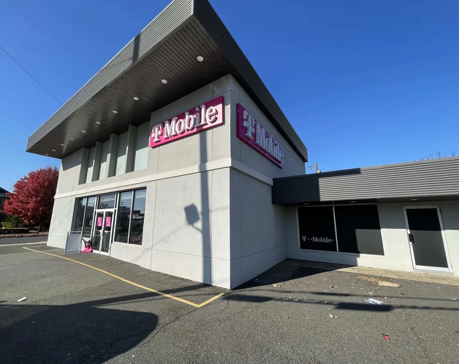 Exterior photo of T-Mobile Store at US-1 & Oakland Ave, Edison, NJ