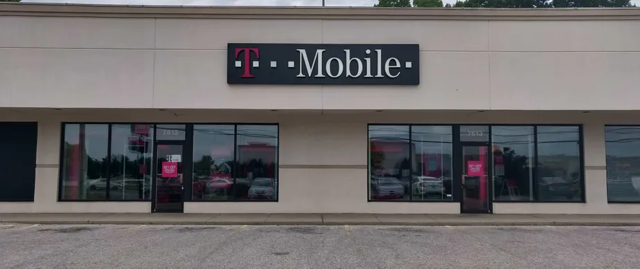 Exterior photo of T-Mobile store at Shelbyville, Louisville, KY