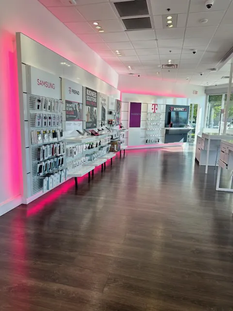 Foto del interior de la tienda T-Mobile en Hwy 66 & Liberty Grove, Rowlett, TX