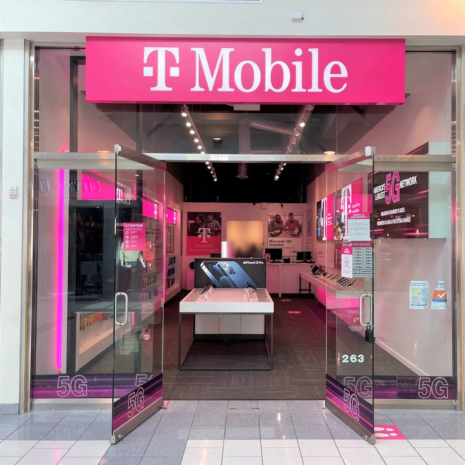 Foto del exterior de la tienda T-Mobile en The Shops At Tanforan 2, San Bruno, CA