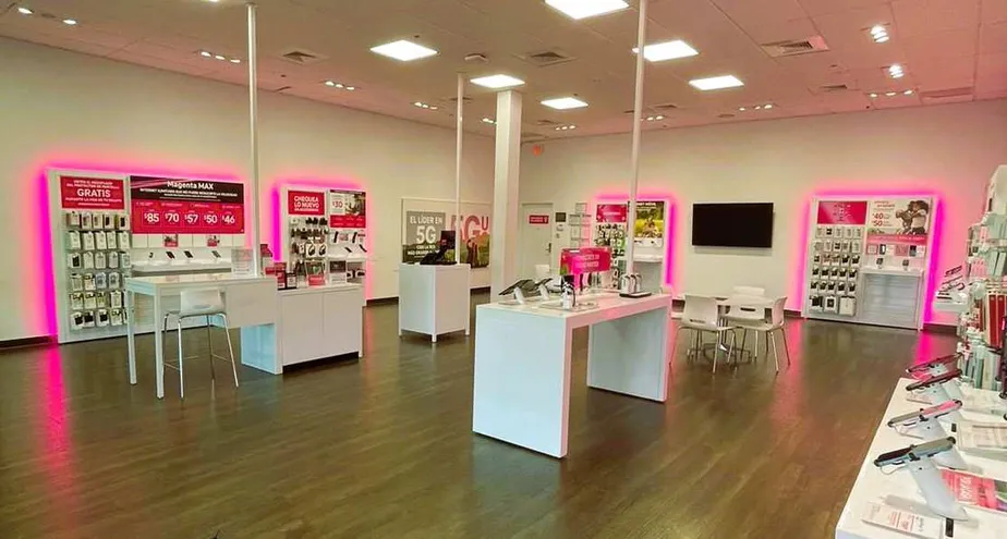 Foto del interior de la tienda T-Mobile en Yauco Plaza Ii Shopping Center, Yauco, PR