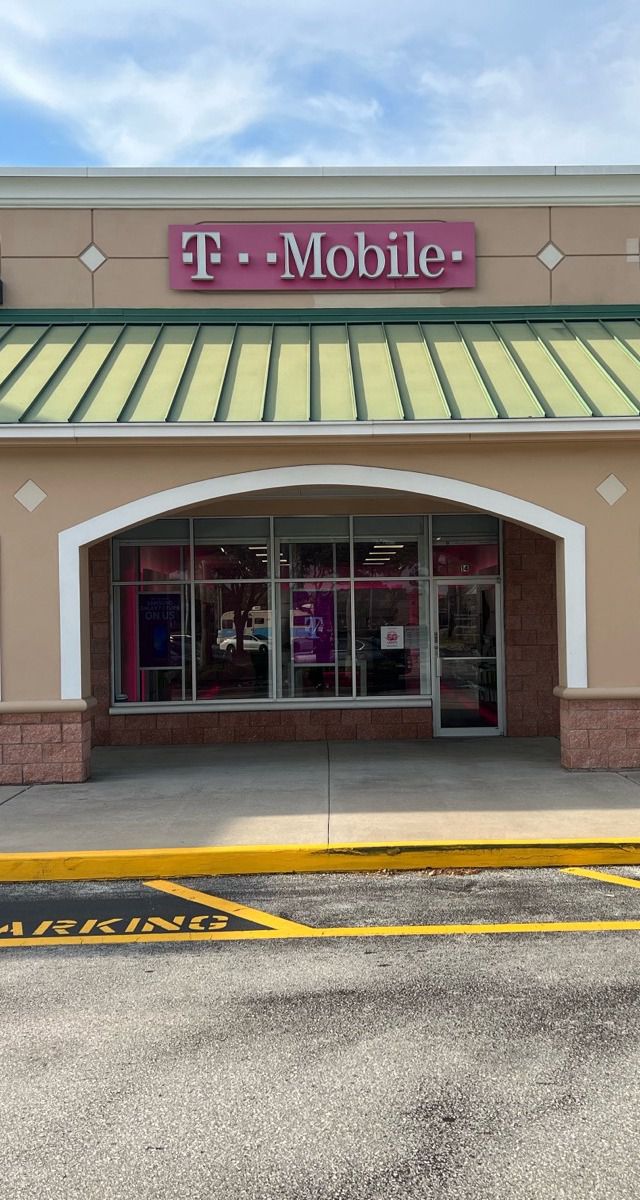 Exterior photo of T-Mobile Store at US 192 & Hwy 27, Clermont, FL