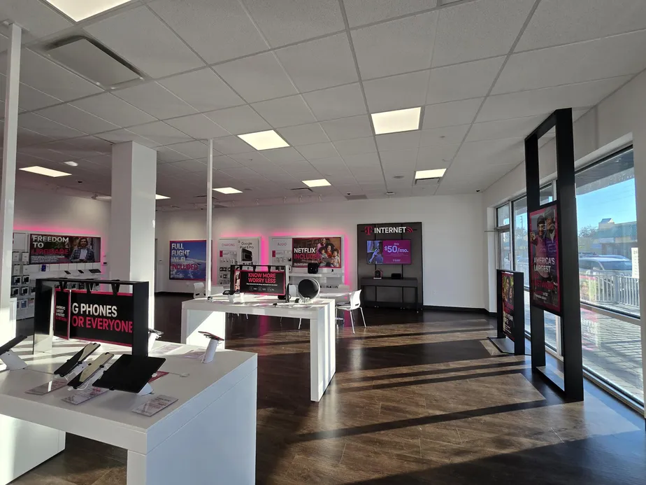 Foto del interior de la tienda T-Mobile en S Orlando Ave & Minnesota Ave, Winter Park, FL