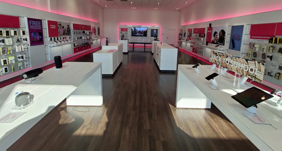 Foto del interior de la tienda T-Mobile en Gateway Mall, Springfield, OR