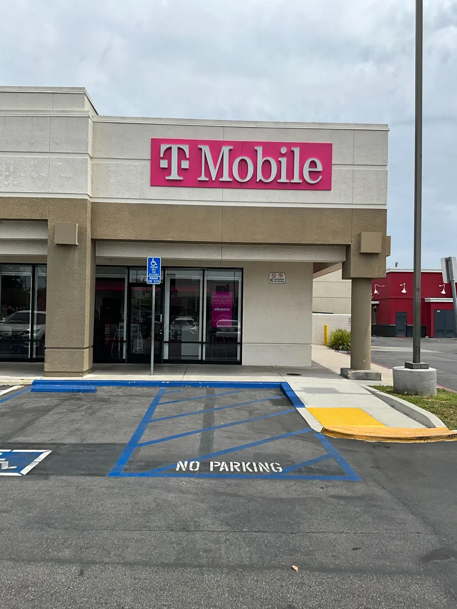 Foto del exterior de la tienda T-Mobile en Harbor & Mcfadden, Santa Ana, CA