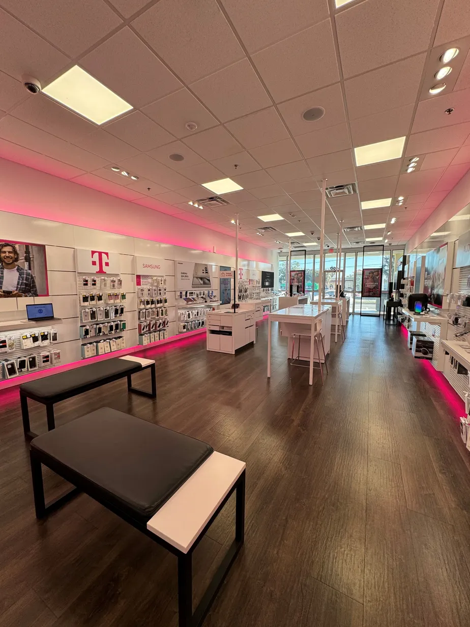 Foto del interior de la tienda T-Mobile en Century Plaza, Orlando, FL