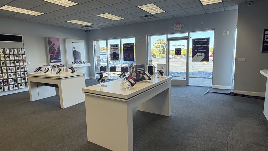 Metro by T-Mobile 1390 S Main St - 1390 S Main St 
