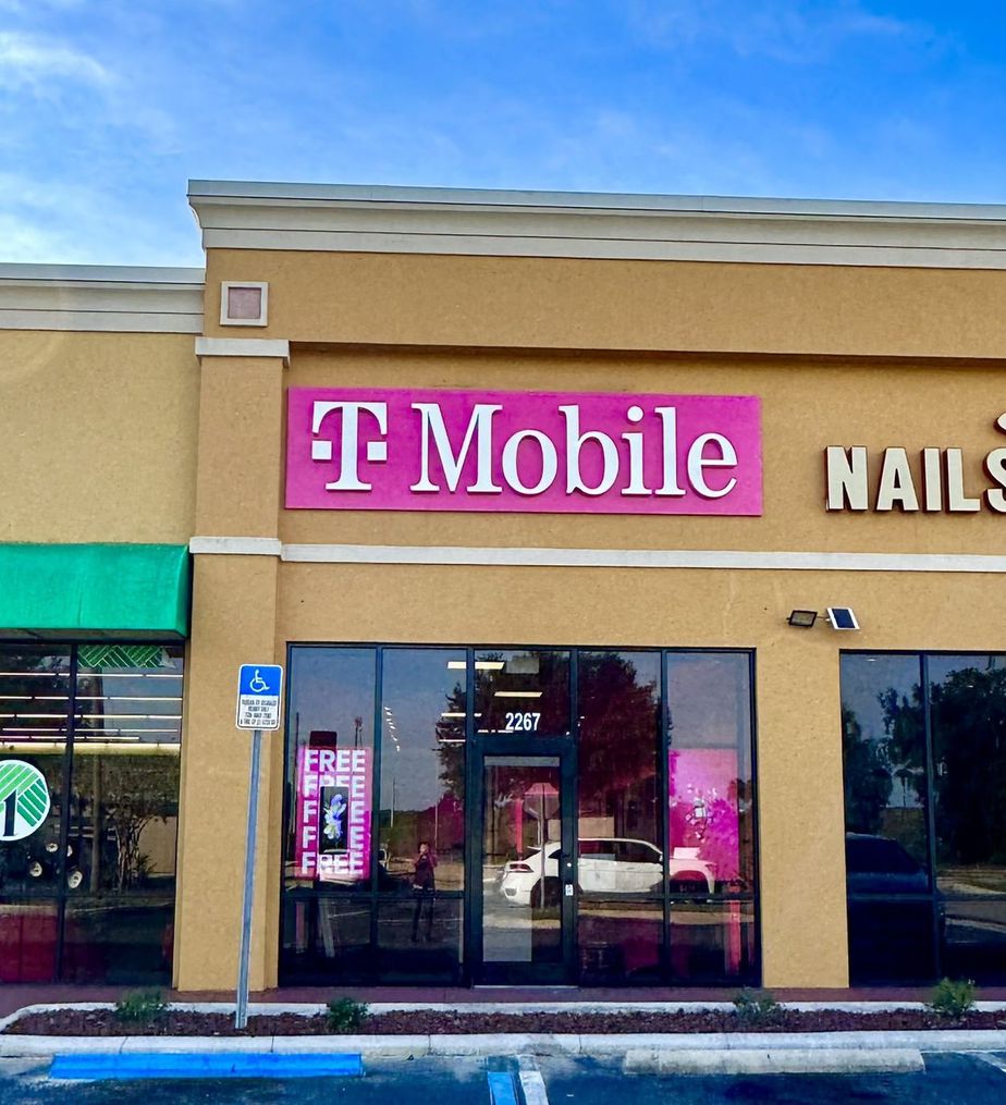 Exterior photo of T-Mobile Store at FL 48 & I 75, Bushnell, FL