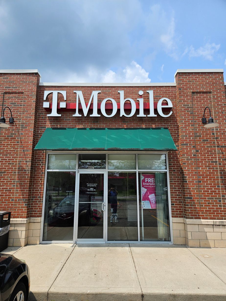 Exterior photo of T-Mobile Store at Union Blvd & W Wenger Rd, Englewood, OH