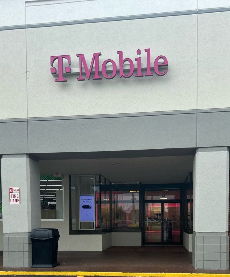 Exterior photo of T-Mobile Store at Southgate Shopping Center, Lake Wales, FL