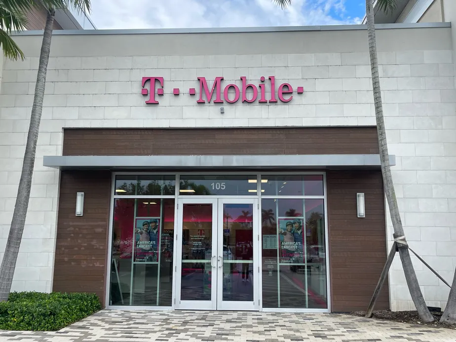  Exterior photo of T-Mobile Store at Donald Ross Rd & Alton Rd, Palm Beach Gardens, FL 
