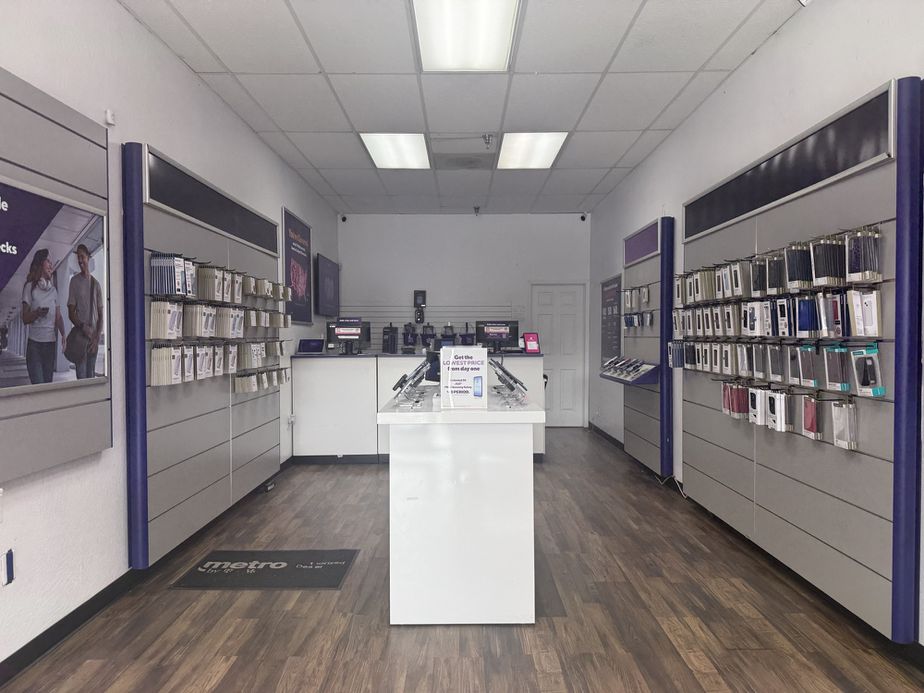 Metro by T-Mobile 1354 East Ave - 1354 East Ave 
