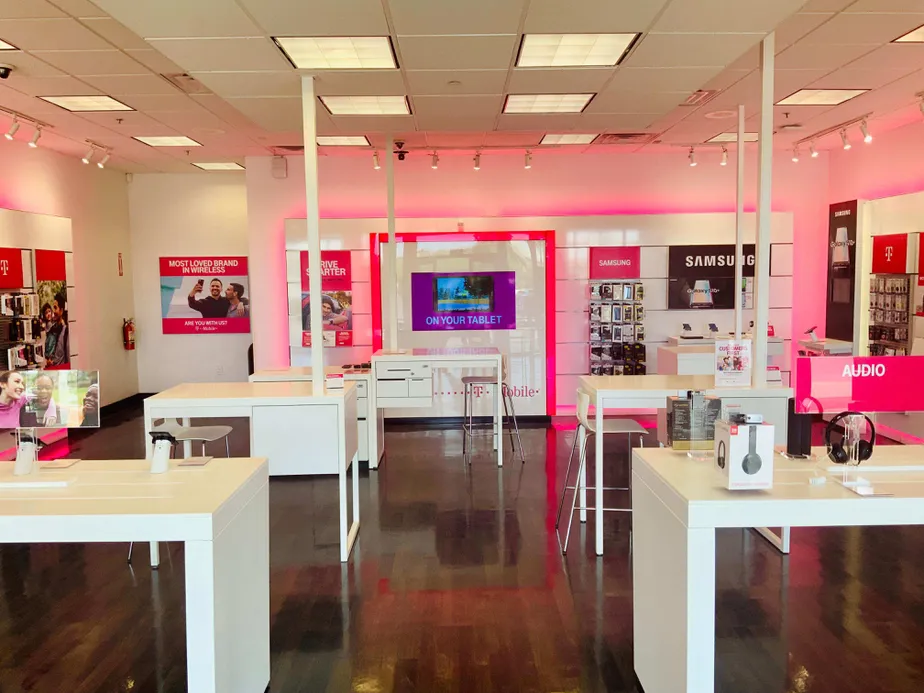 Foto del interior de la tienda T-Mobile en Village Square I, Phoenix, AZ