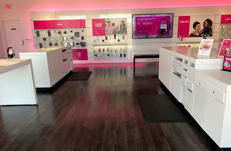 Foto del interior de la tienda T-Mobile en Carlisle & Phoenix, Albuquerque, NM