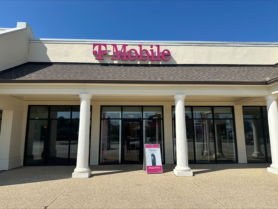 Exterior photo of T-Mobile Store at College & Corporate, Baton Rouge, LA