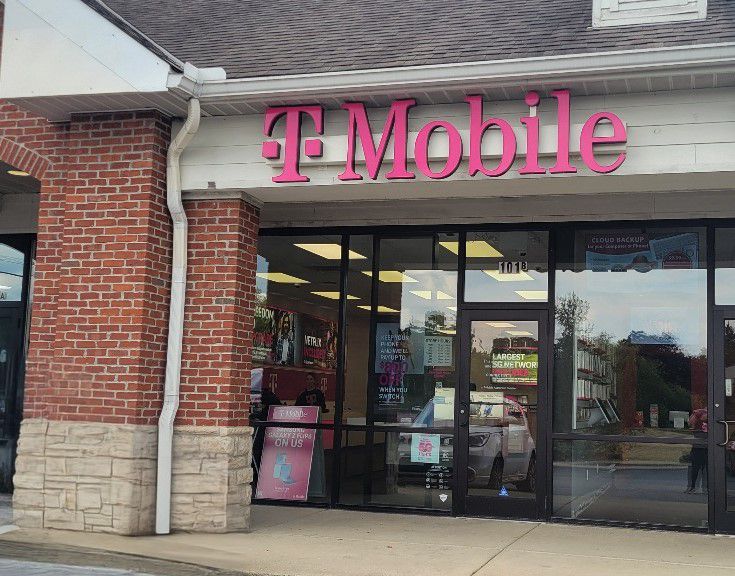 Exterior photo of T-Mobile Store at W Cherry St & Burrer Dr, Sunbury, OH