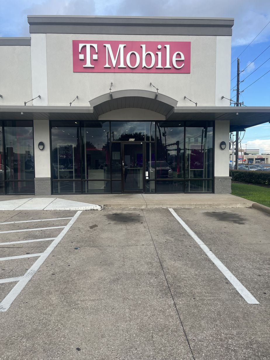Exterior photo of T-Mobile Store at The Shops at Royal Oaks, Houston, TX