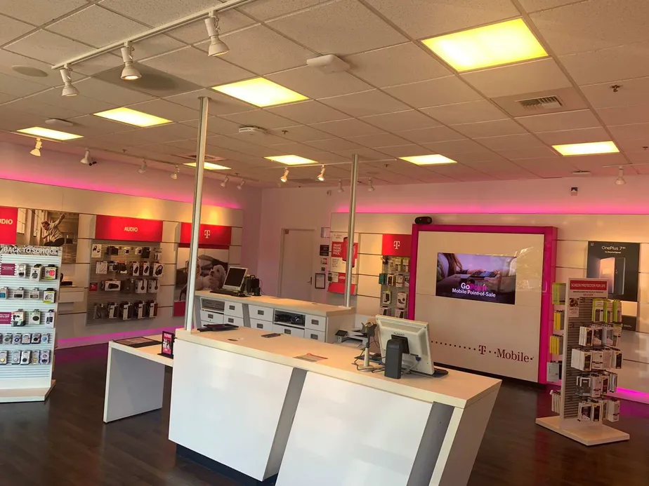 Foto del interior de la tienda T-Mobile en Evergreen Way & 50th St, Everett, WA