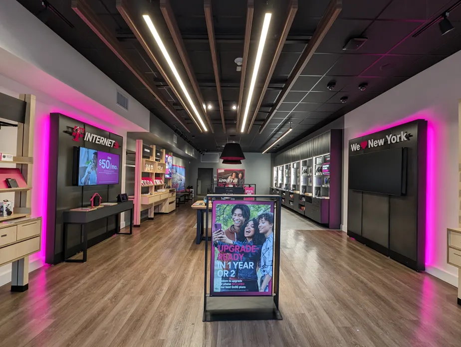Foto del interior de la tienda T-Mobile en E Main St & N Ocean Ave, Patchogue, NY