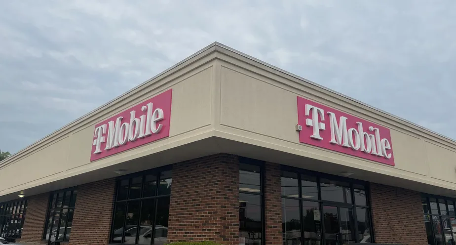  Exterior photo of T-Mobile Store at State & Daisy, New Albany, IN 