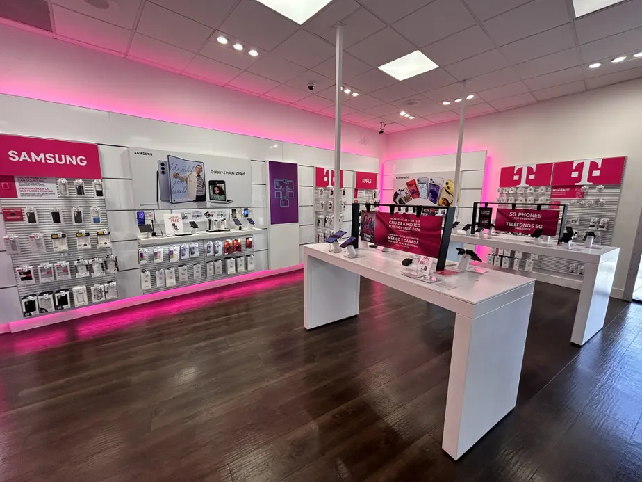 Foto del interior de la tienda T-Mobile en Ximeno & PCH, Long Beach, CA