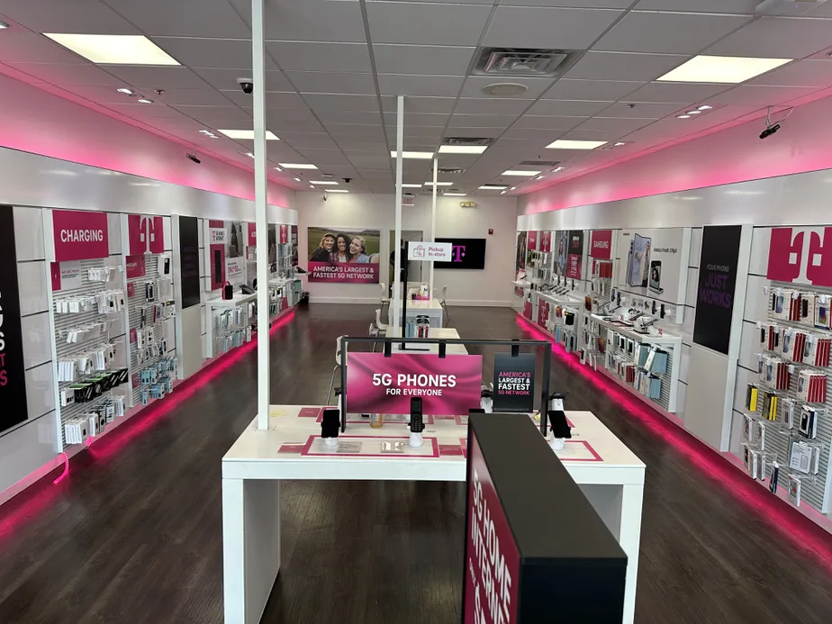 Foto del interior de la tienda T-Mobile en Aquidneck Shopping Centre, Middletown, RI