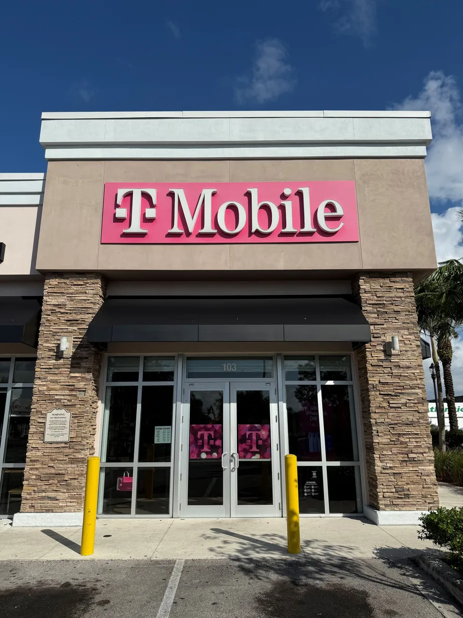  Exterior photo of T-Mobile Store at Riverbend Marketplace, Fort Lauderdale, FL 