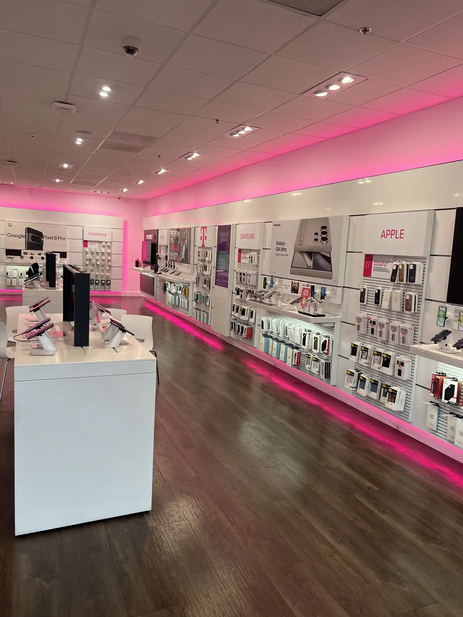 Foto del interior de la tienda T-Mobile en Cherry & Willow, Long Beach, CA