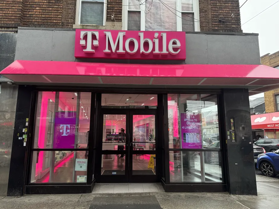  Exterior photo of T-Mobile Store at Liberty & 118th St, South Richmond Hill, NY 