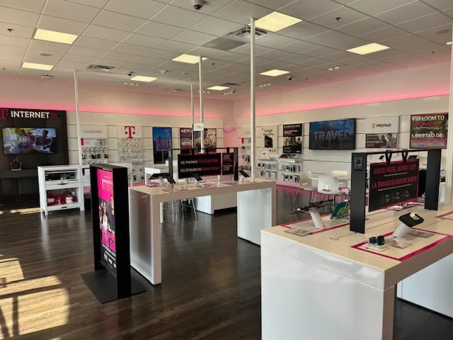 Foto del interior de la tienda T-Mobile en Bristol & 17th, Santa Ana, CA