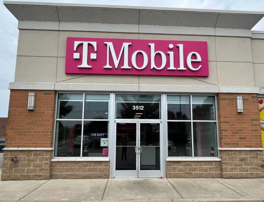 Exterior photo of T-Mobile Store at Bardstown Rd at Bashford Manor, Louisville, KY