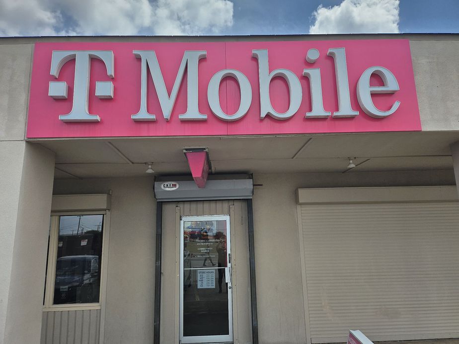 Exterior photo of T-Mobile Store at Valley Hi Dr & SW Loop 410, San Antonio, TX