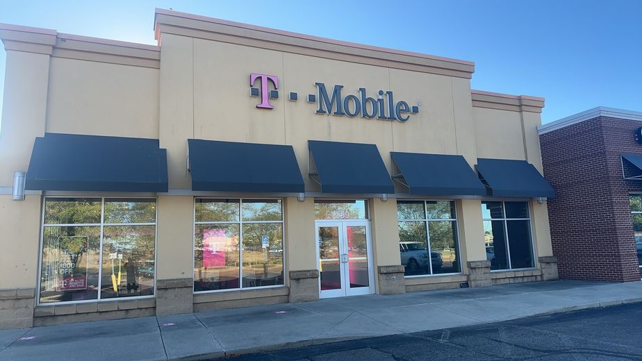 Exterior photo of T-Mobile Store at River Valley & US 33A, Lancaster, OH