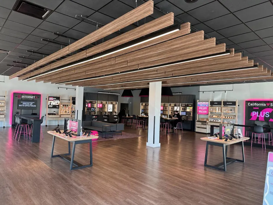 Foto del interior de la tienda T-Mobile en Orangethorpe & Harbor, Fullerton, CA