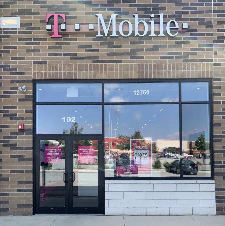 Exterior photo of T-Mobile store at Route 59 & 127th, Plainfield, IL
