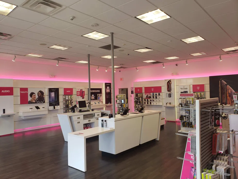 Foto del interior de la tienda T-Mobile en Mae Anne & McCarren, Reno, NV